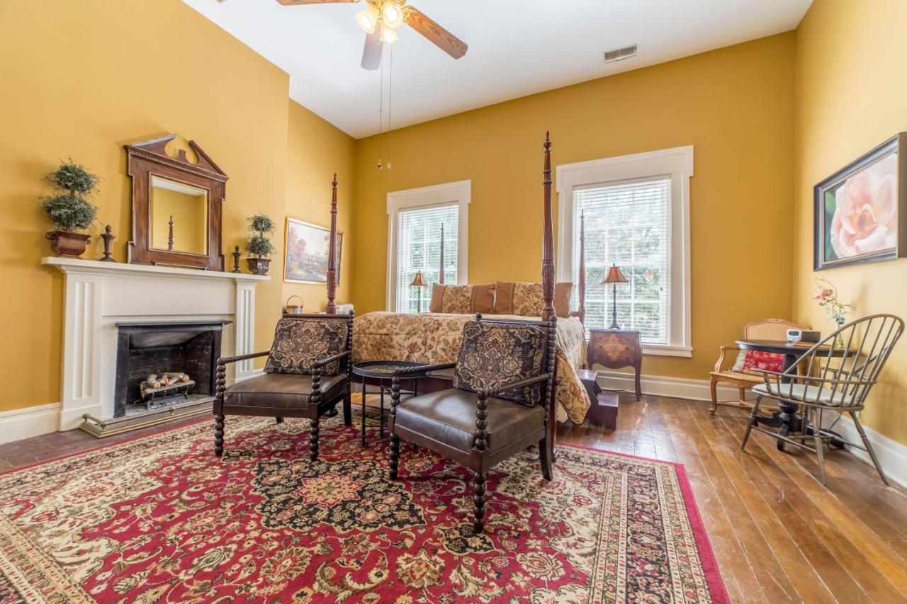 | Bourbon Manor Bed & Breakfast Inn