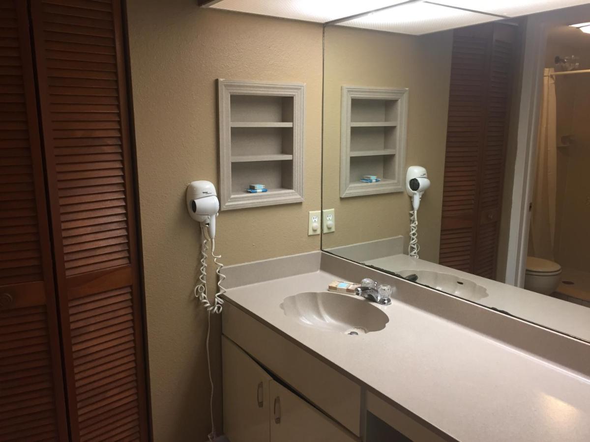 | Charlotte Bay Resort