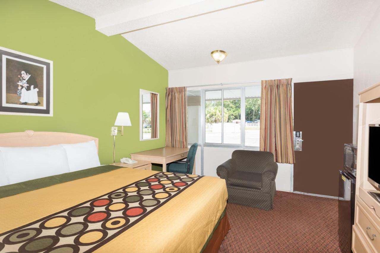 King Room- Non-Smoking at Knights Inn Statesboro