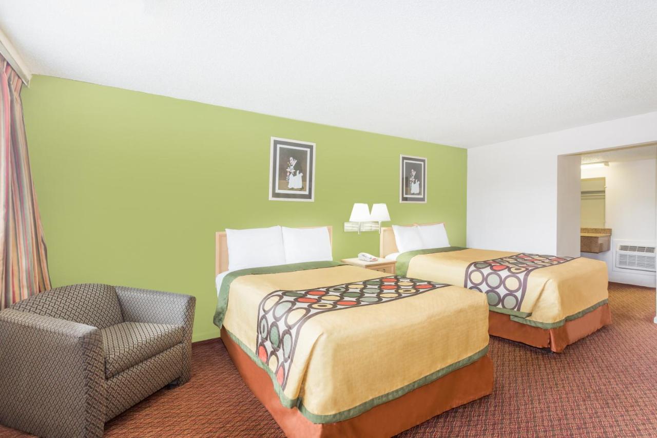 Double Room with Two Double Beds - Smoking at Knights Inn Statesboro