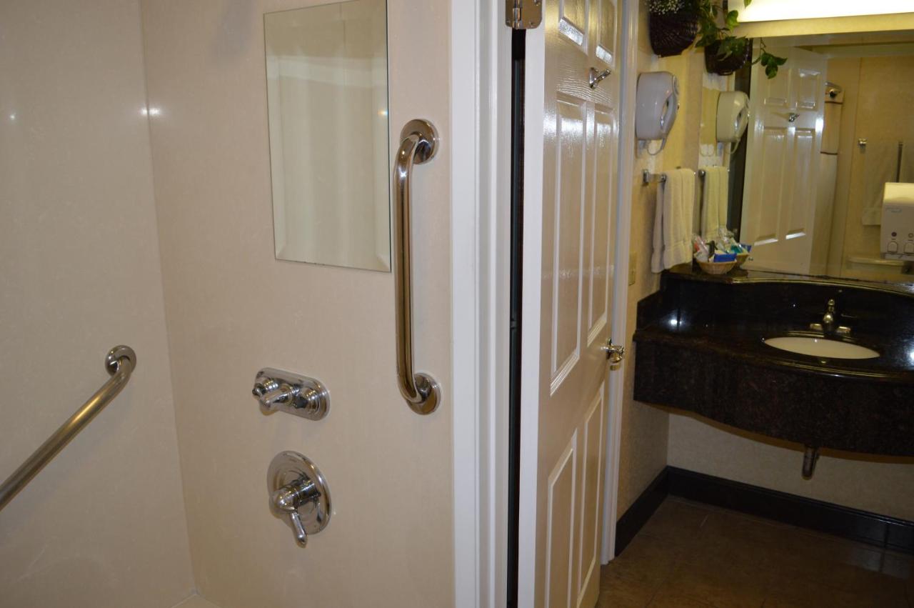 Honeymoon Suite at Dynasty Suites Redlands