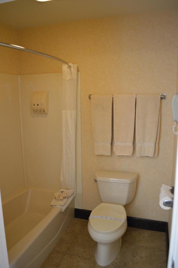 Deluxe King Room at Dynasty Suites Redlands