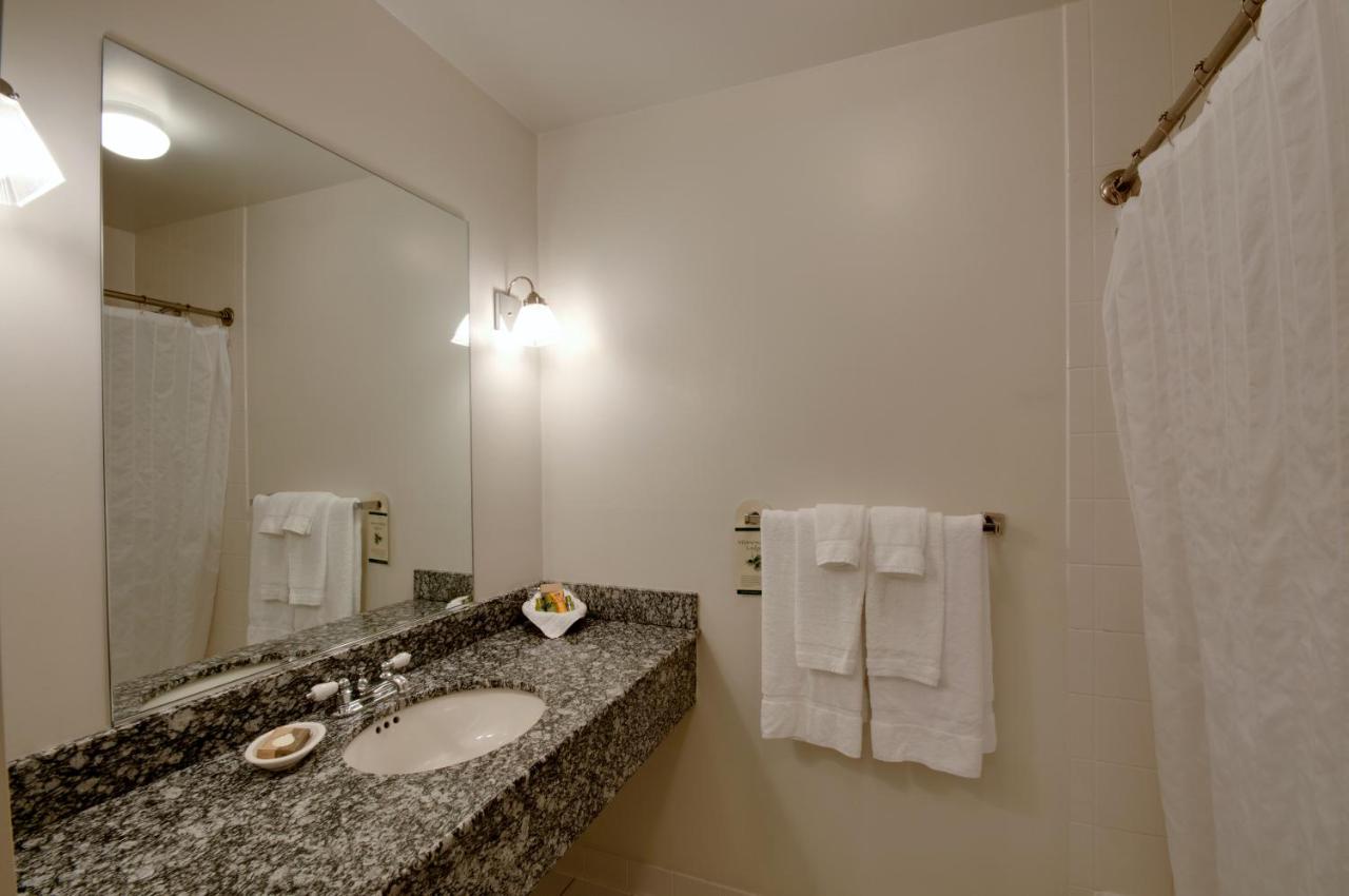 King Room with Cliff View and Balcony at Minnewaska Lodge