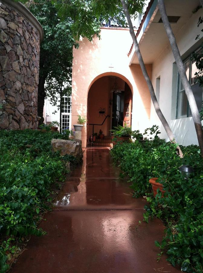 | Lundeen Inn of the Arts