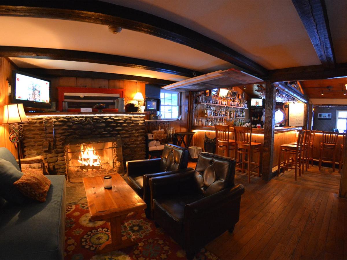 | Hyde Away Inn