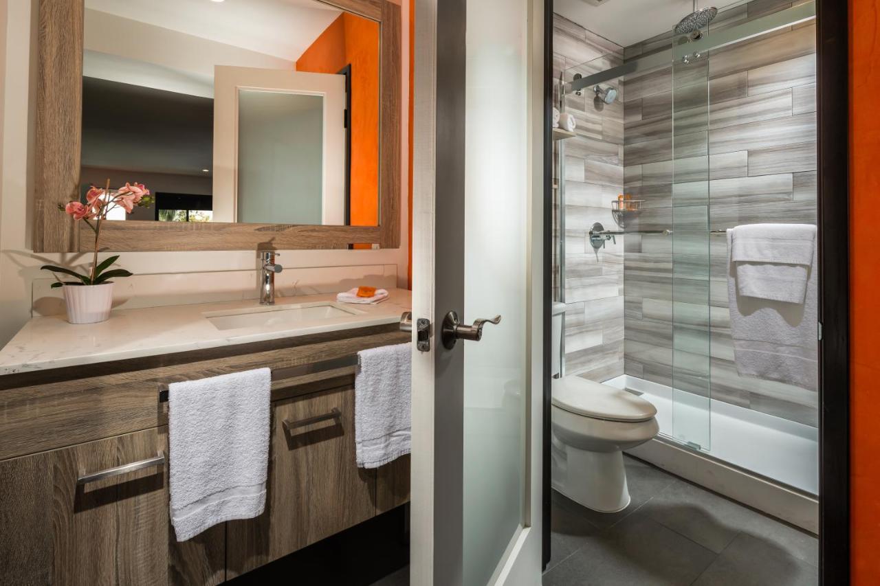 | Canoga Hotel at Warner Center