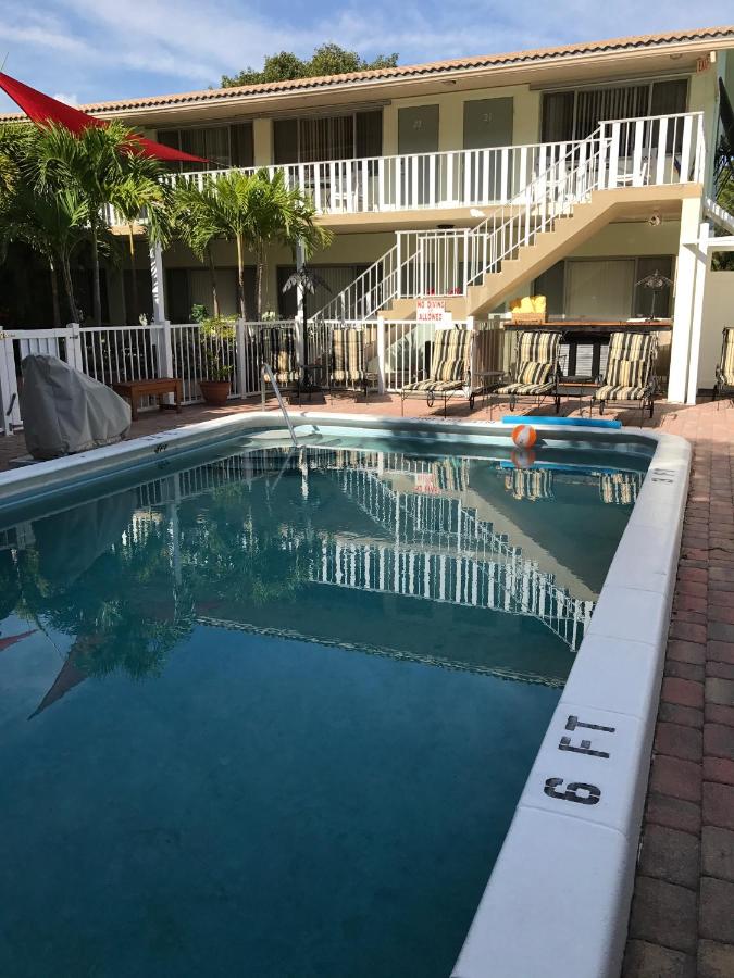 | The Big Coconut Guesthouse - Gay Men's Resort