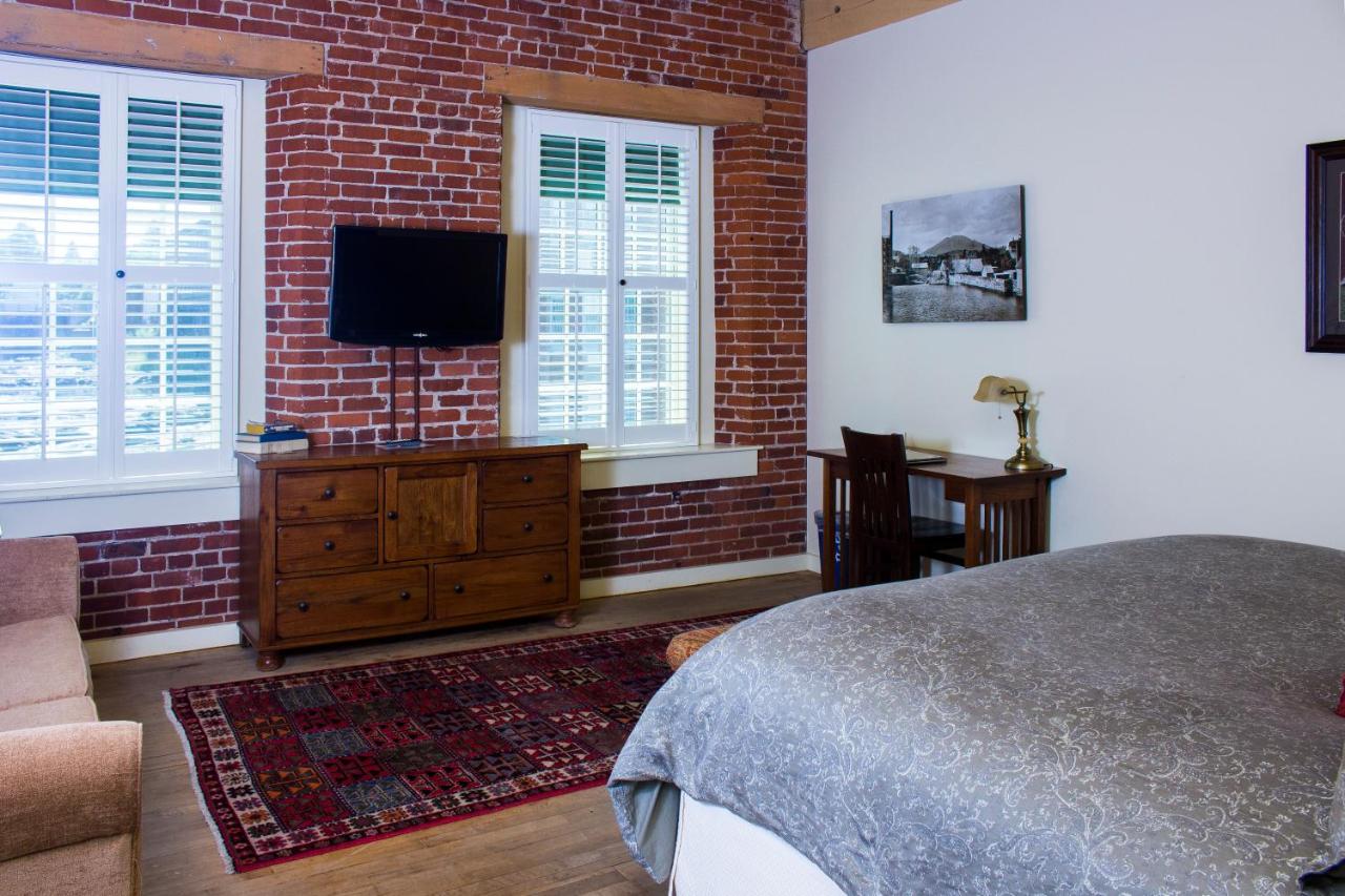| The Common Man Inn & Restaurant