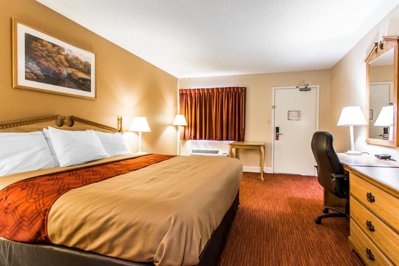 King Room - Non-Smoking at Econo Lodge Inn & Suites Huntsville University Area