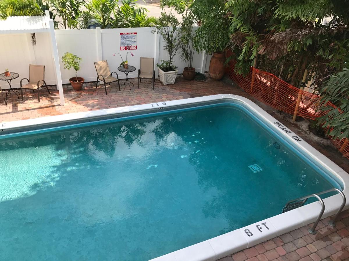 | The Big Coconut Guesthouse - Gay Men's Resort