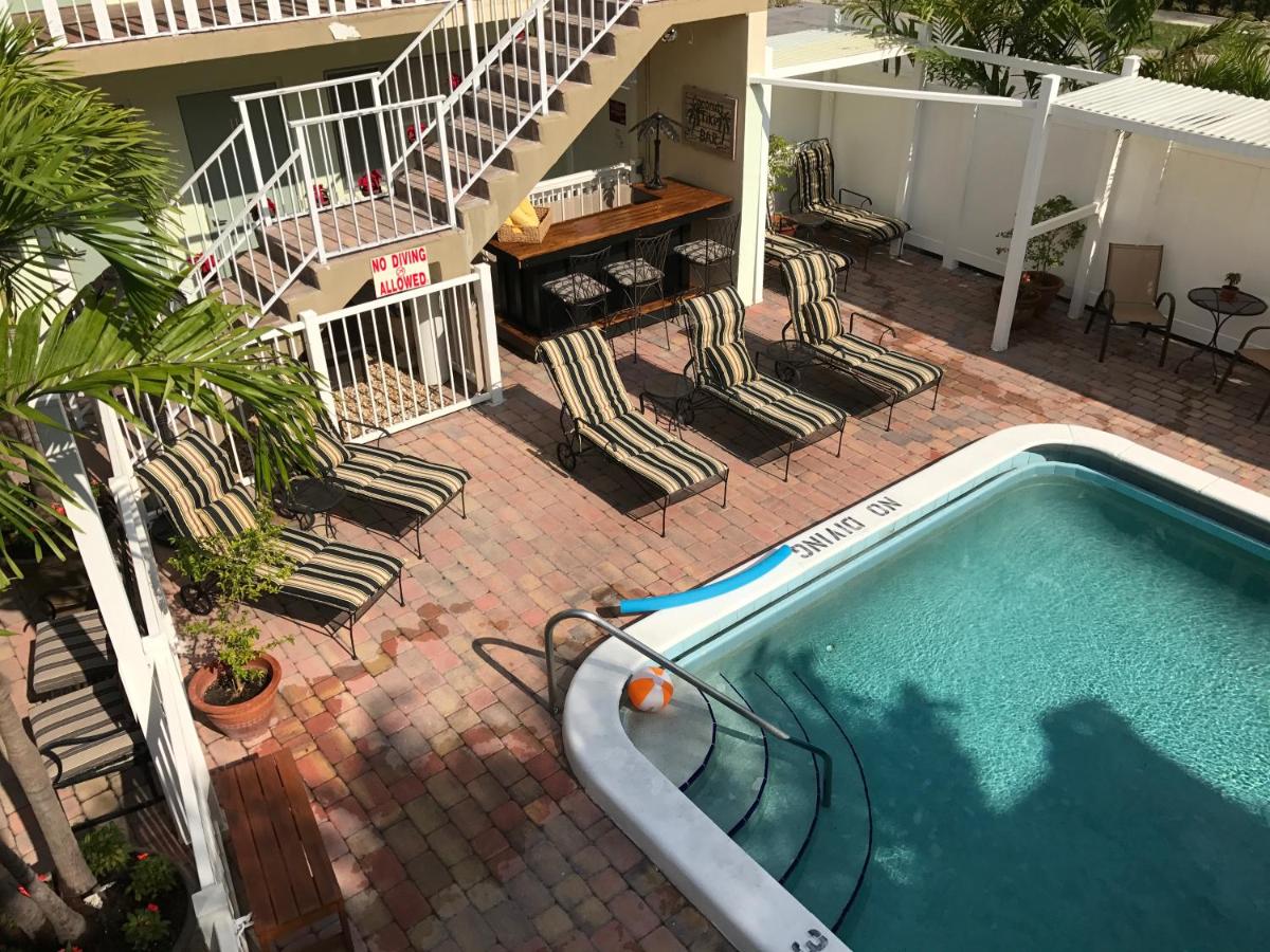 | The Big Coconut Guesthouse - Gay Men's Resort