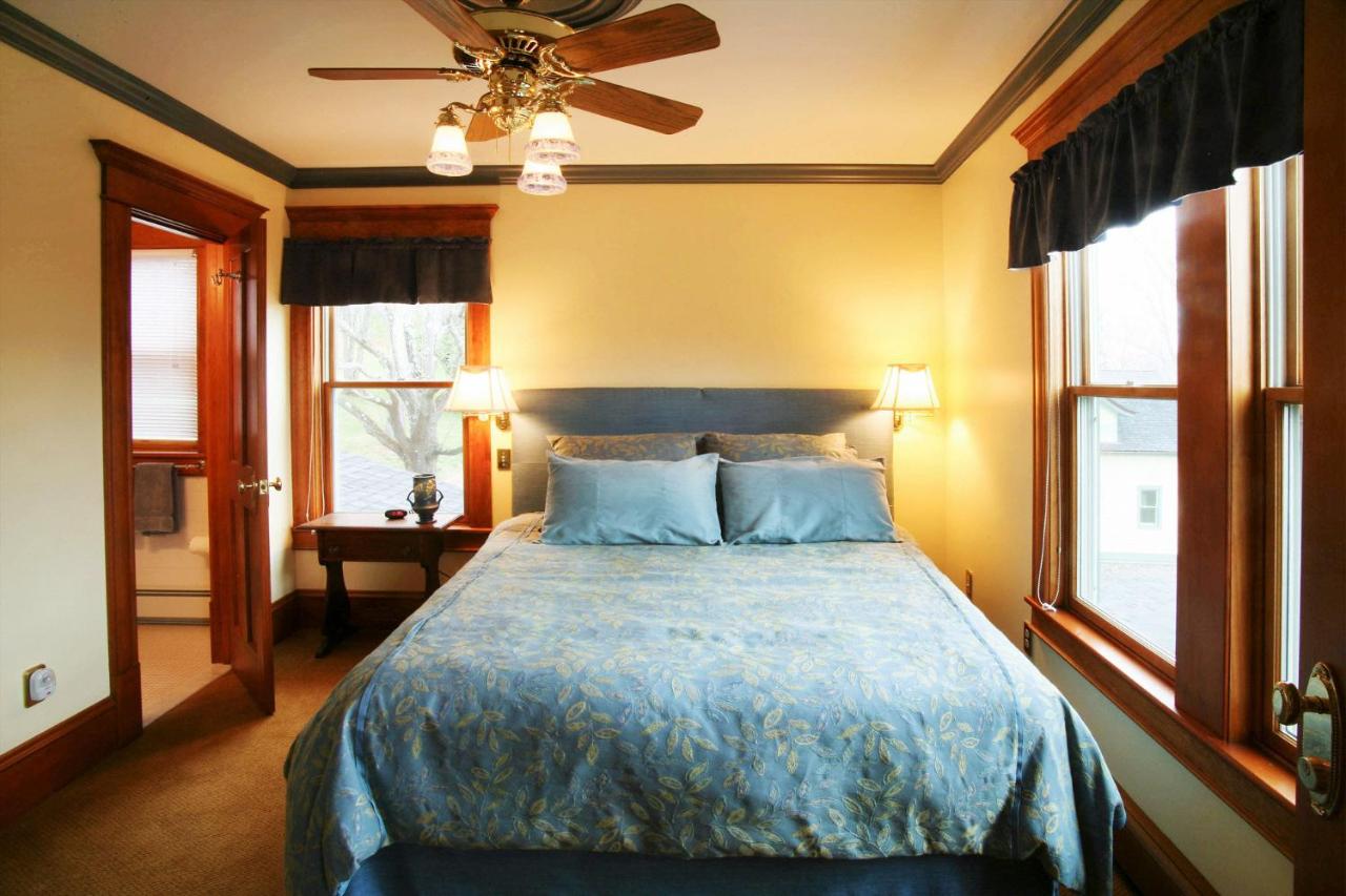 | Breezy Hill Inn
