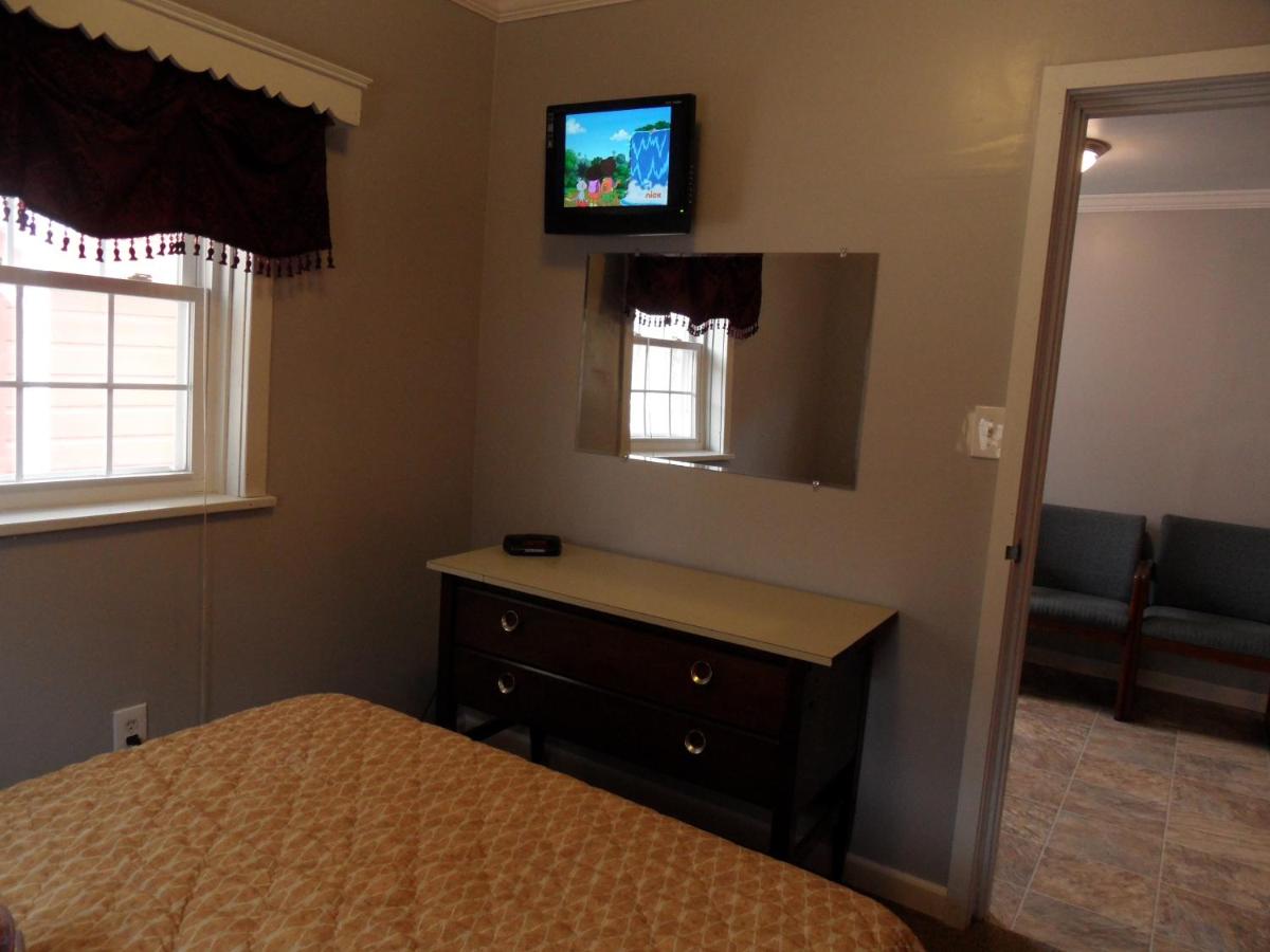 | Seven Dwarfs Motel & Cabins