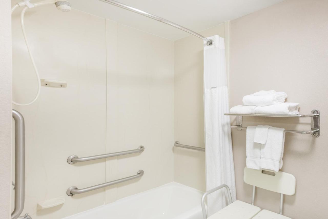 Queen Room - Disability Access/Non-Smoking at Baymont by Wyndham Clarksville Northeast