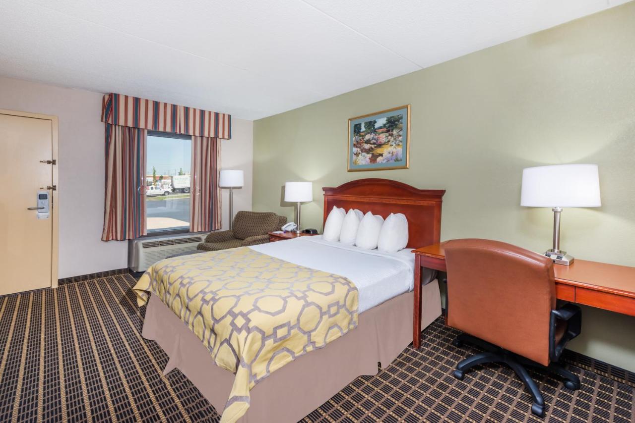 Queen Room - Disability Access/Non-Smoking at Baymont by Wyndham Clarksville Northeast