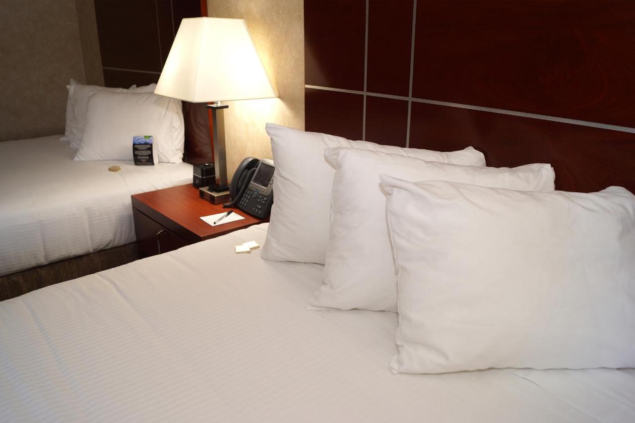 Queen Room with Two Queen Beds at Hollywood Casino Joliet