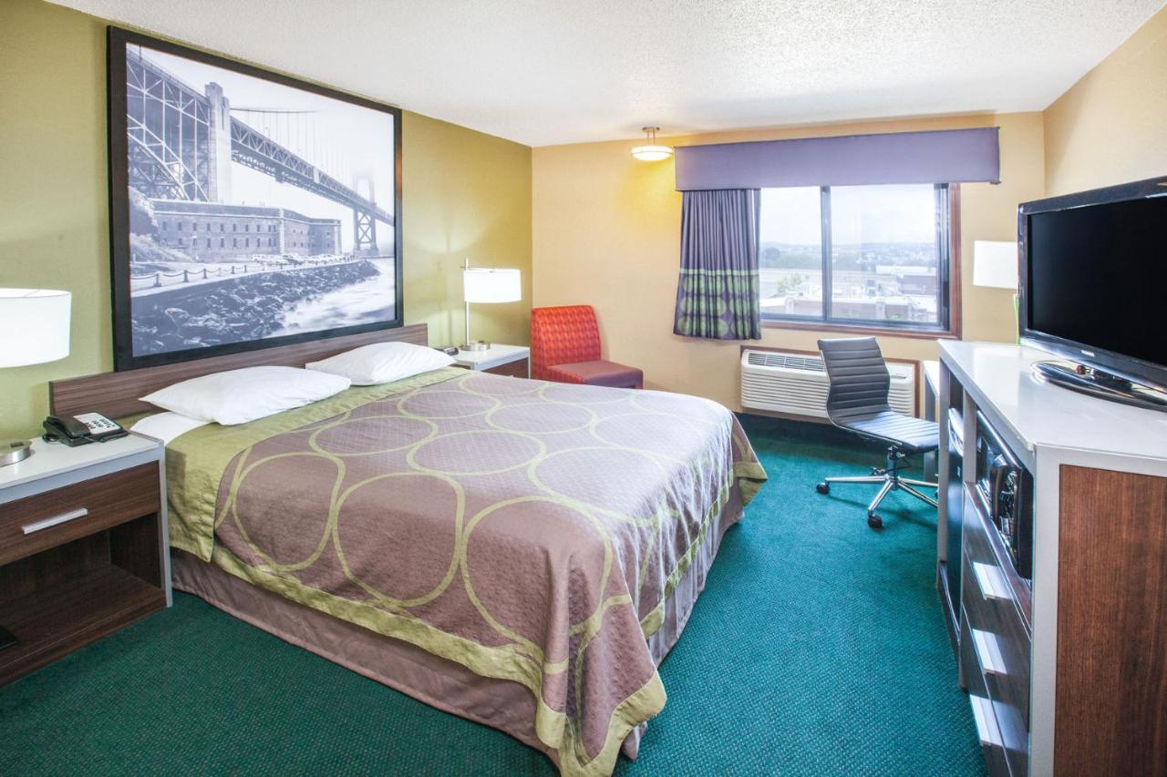 Queen Room - Disability Access/Non-Smoking at Super 8 by Wyndham Van Buren/Ft. Smith Area