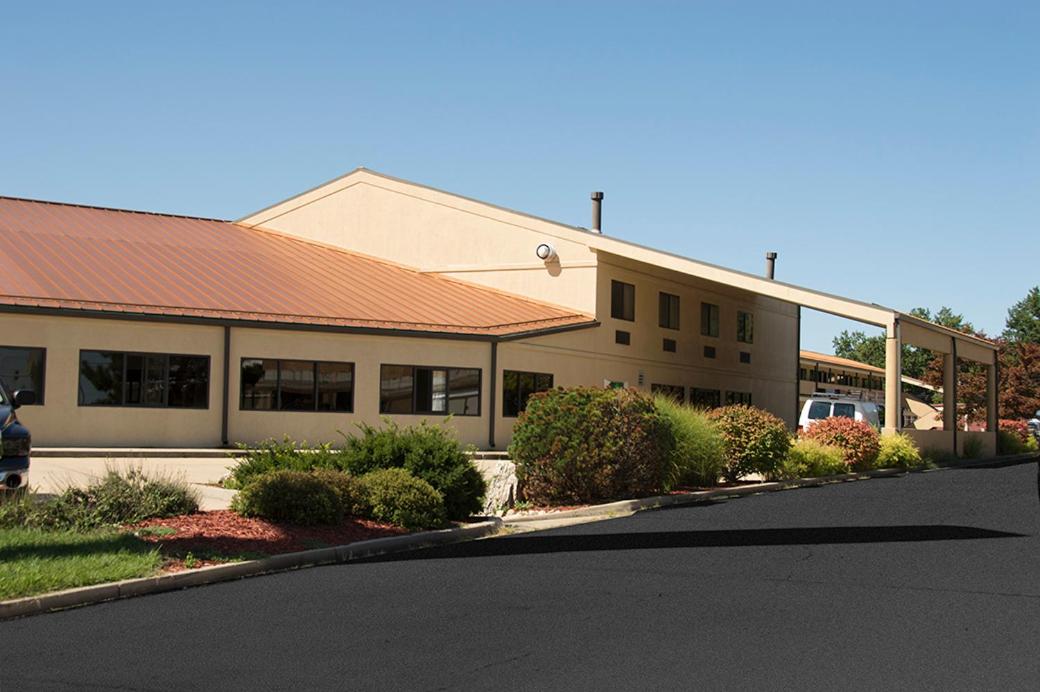 | Greenlight Inn & Suites St James