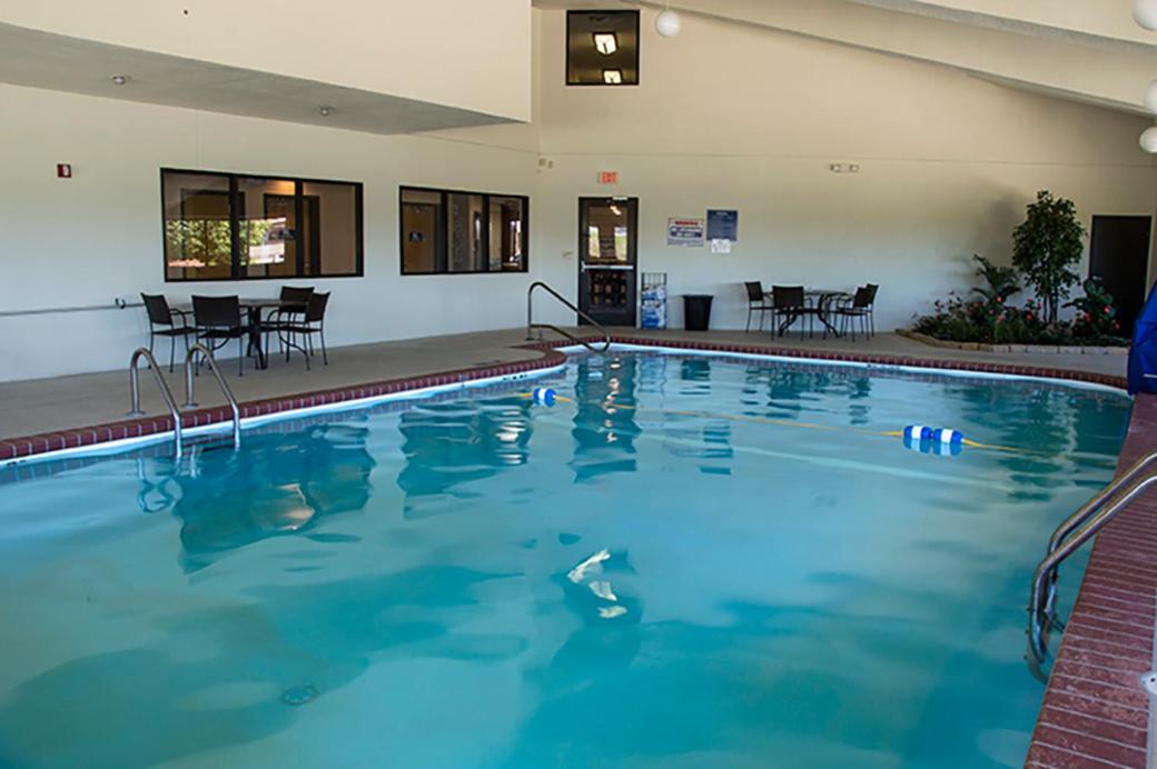 | Greenlight Inn & Suites St James