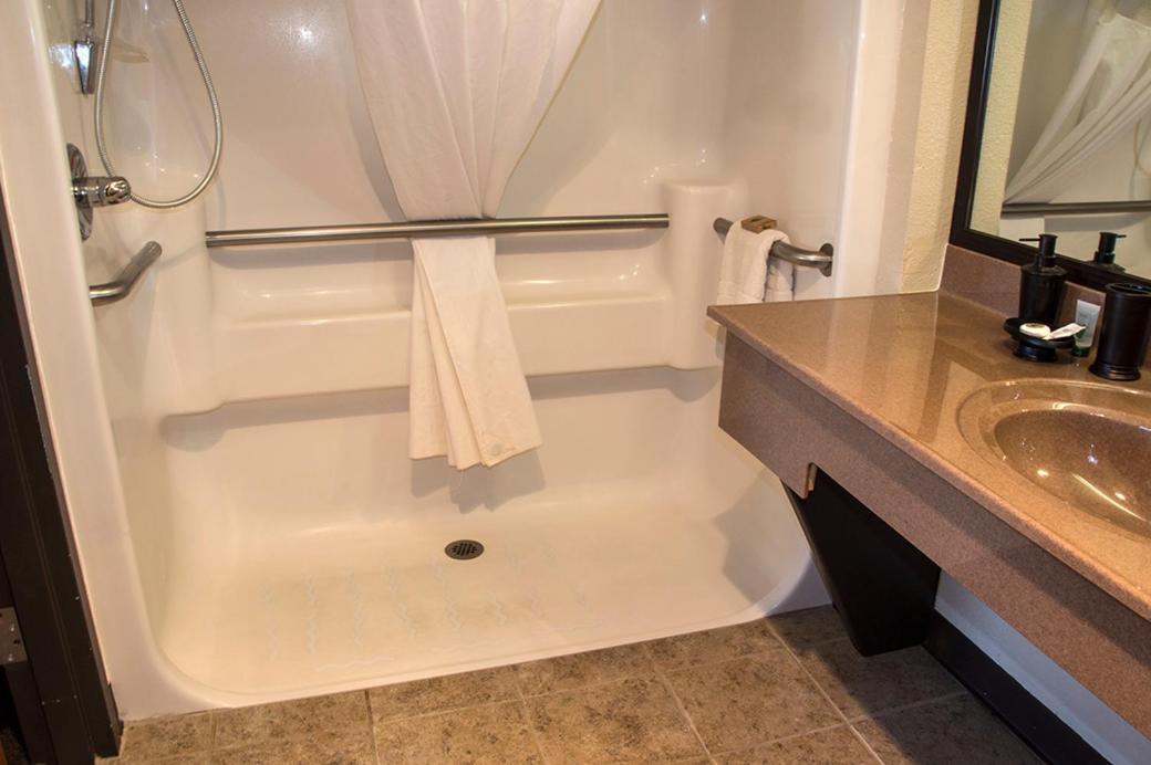 | Greenlight Inn & Suites St James