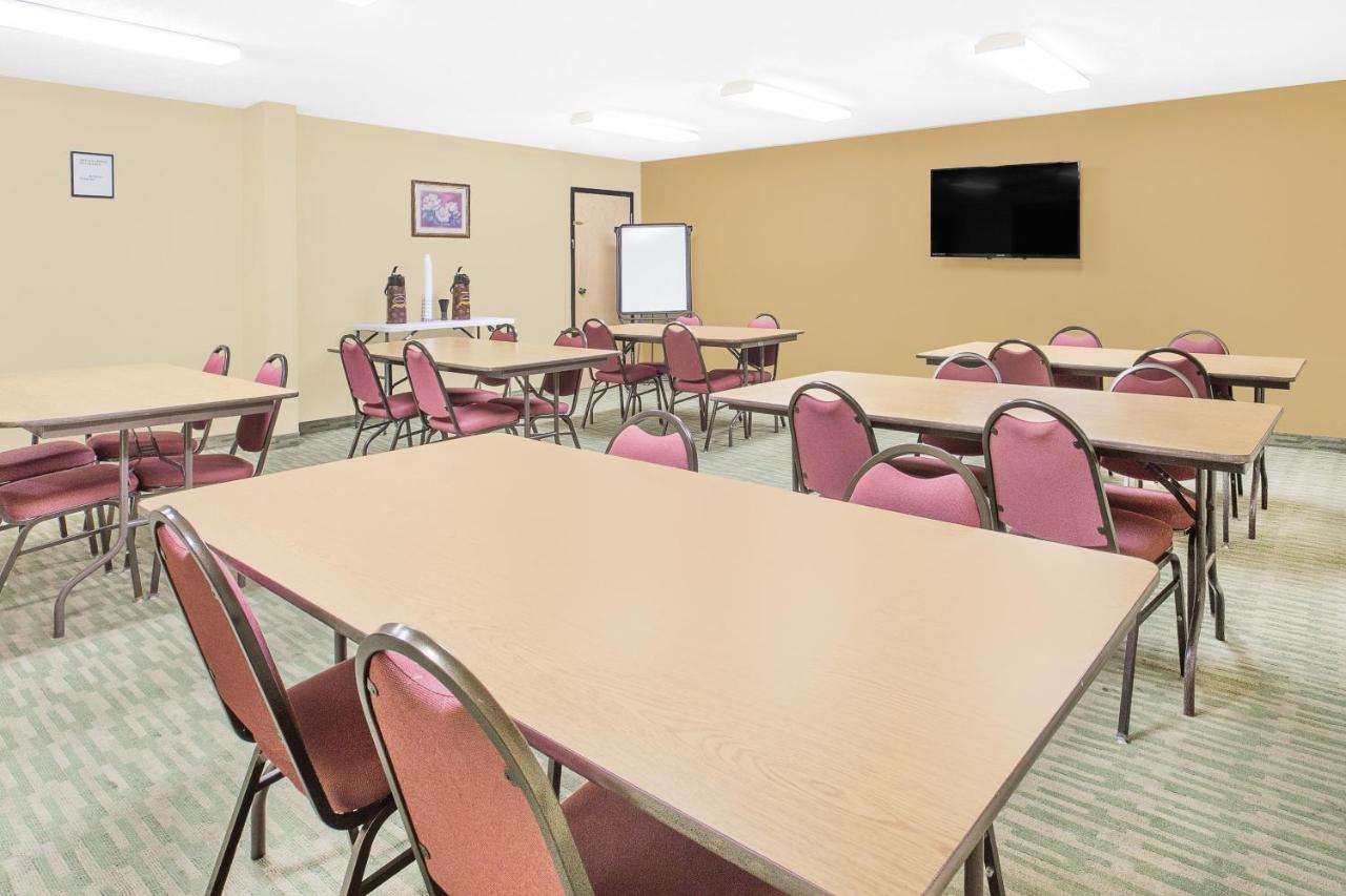 | Super 8 by Wyndham Nixa/Springfield Area