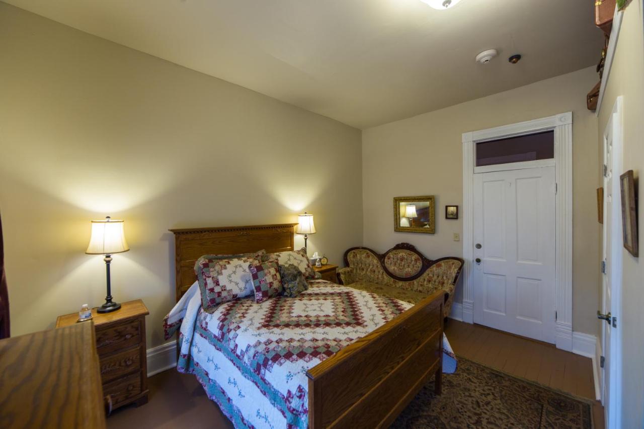 | Grand Victorian Inn