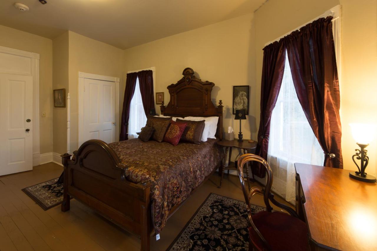 | Grand Victorian Inn