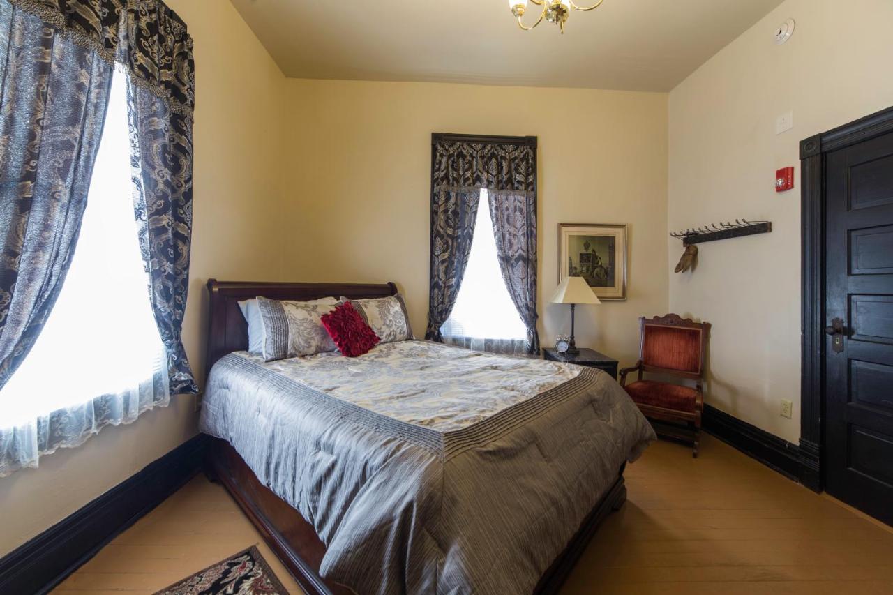 | Grand Victorian Inn