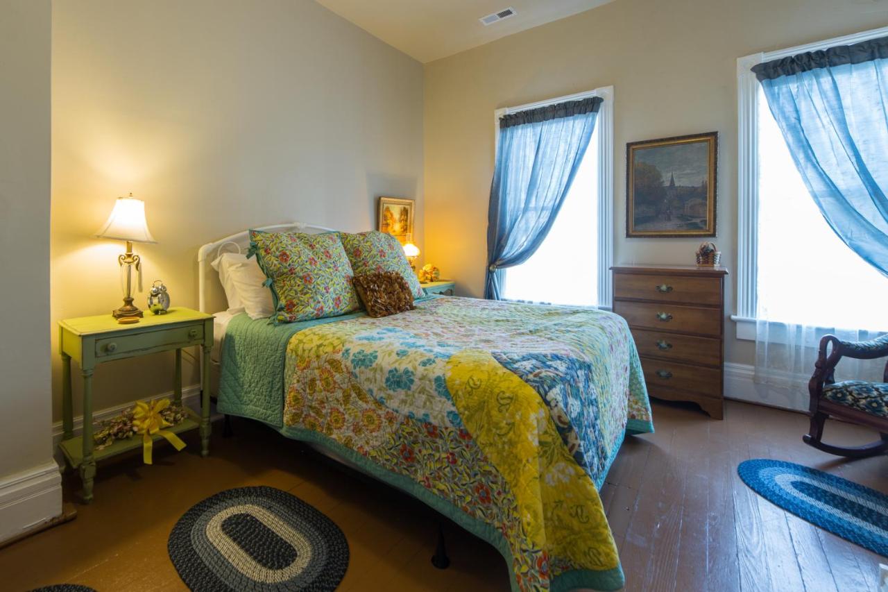 | Grand Victorian Inn