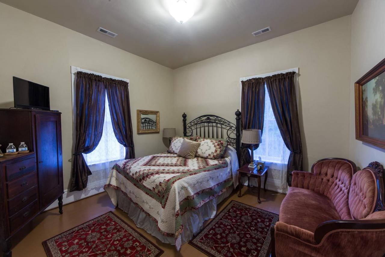 | Grand Victorian Inn