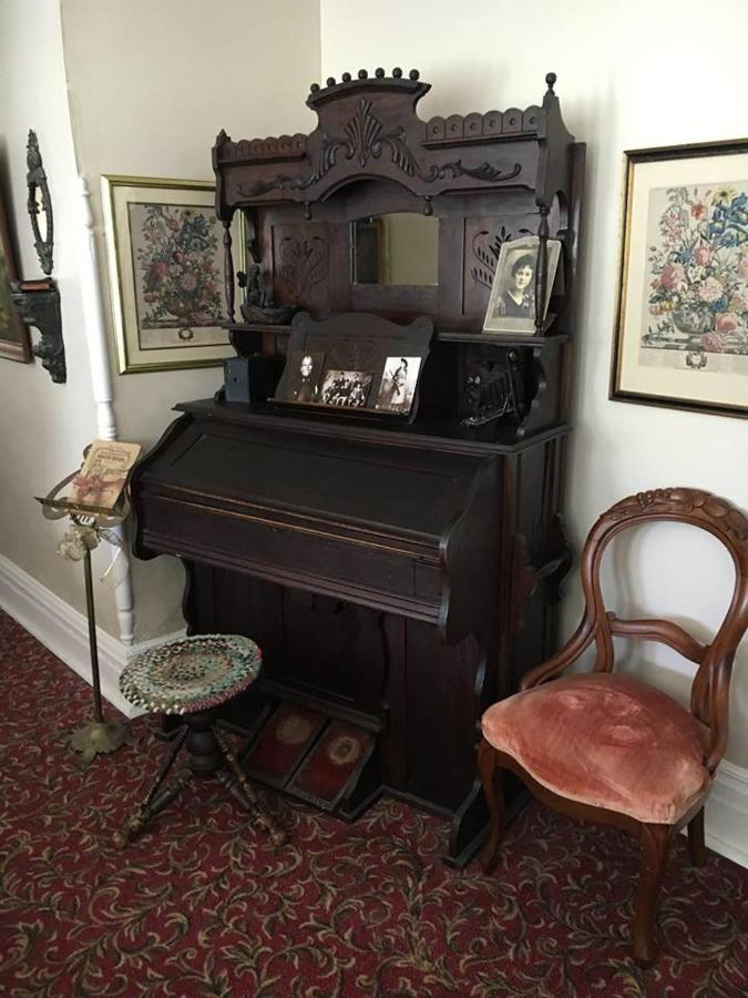 | Grand Victorian Inn