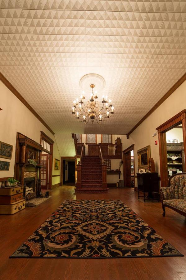 | Grand Victorian Inn