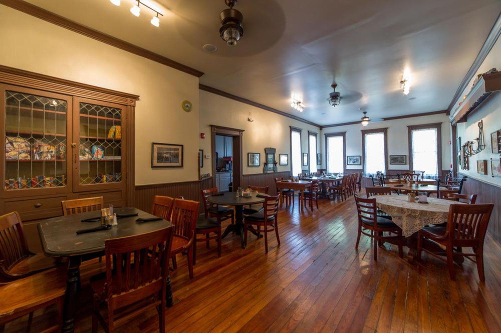 | Grand Victorian Inn