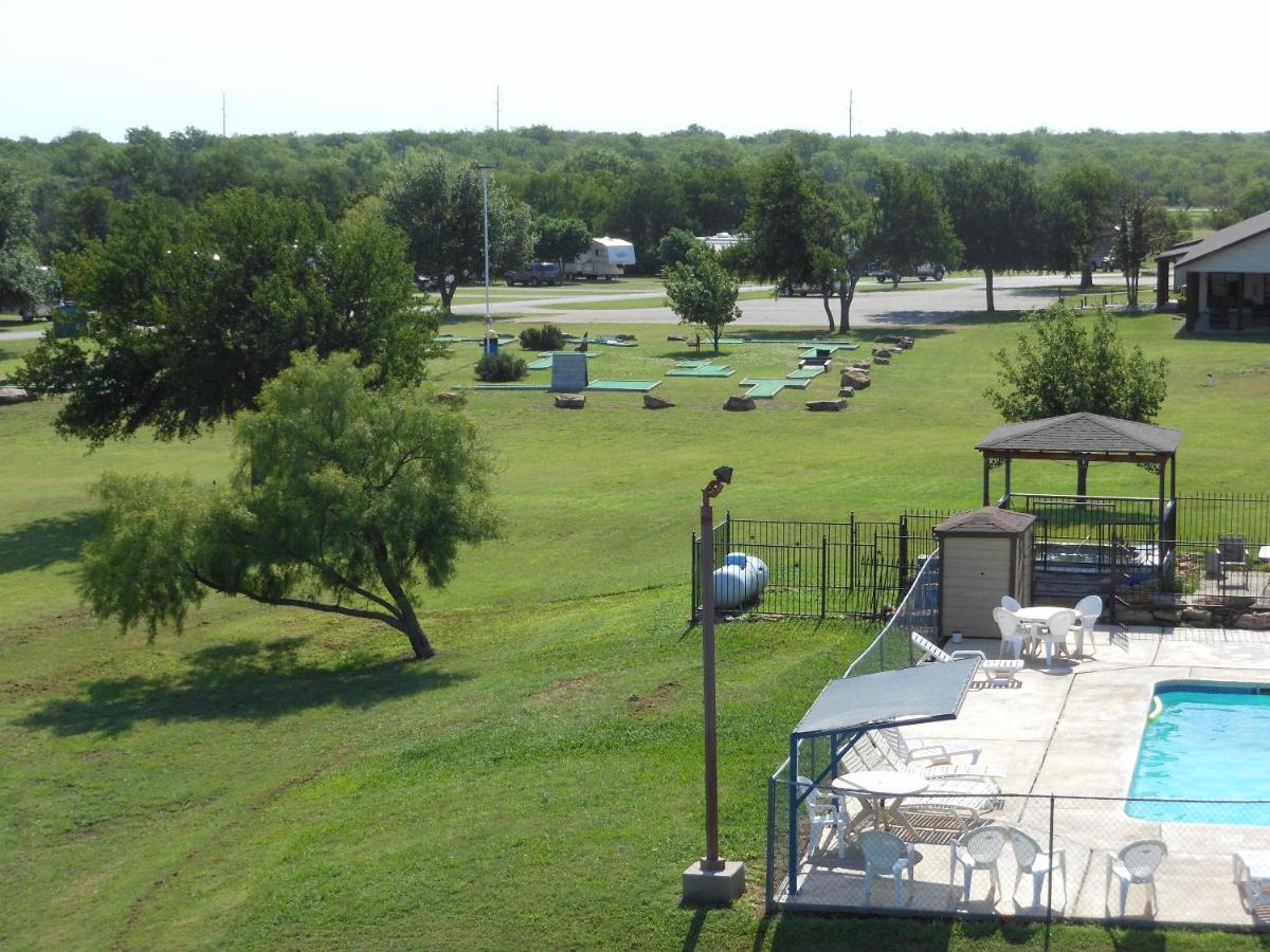 | Bay Landing Camping Resort Deluxe Cabin 29