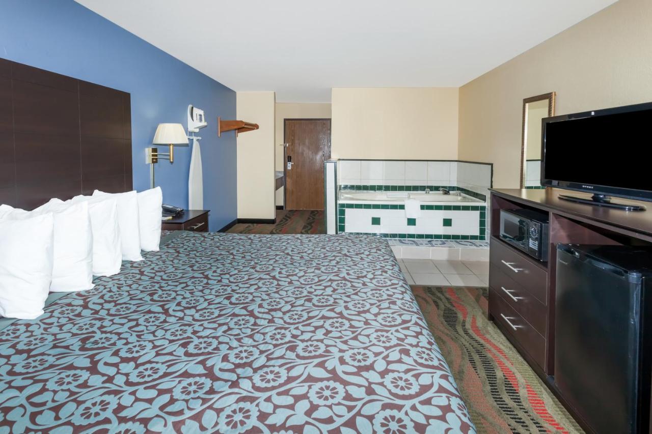 King Suite - Non-Smoking at Days Inn by Wyndham Springfield