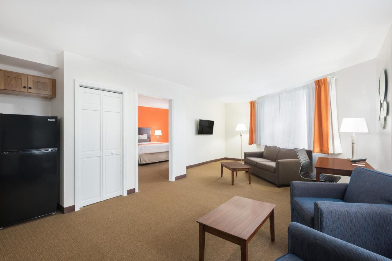King Suite - Non-Smoking at Howard Johnson by Wyndham Quincy/Boston