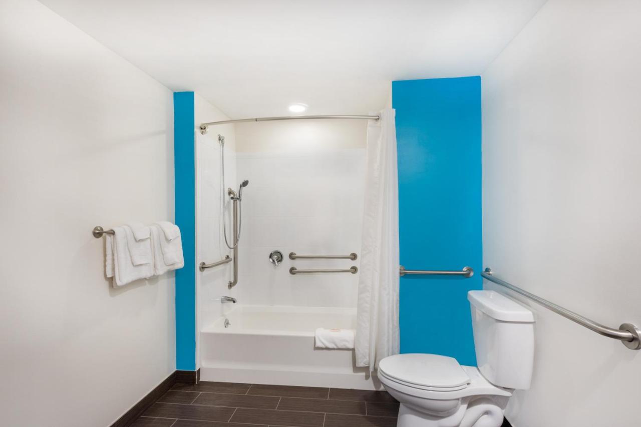 Queen Room - Disability Access/Non-Smoking at Howard Johnson by Wyndham Quincy/Boston