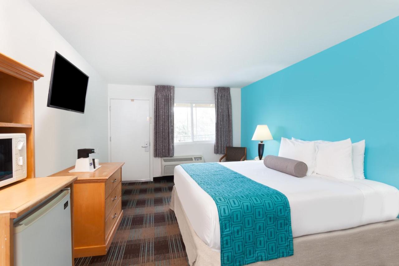 King Room at Howard Johnson by Wyndham San Diego Hotel Circle