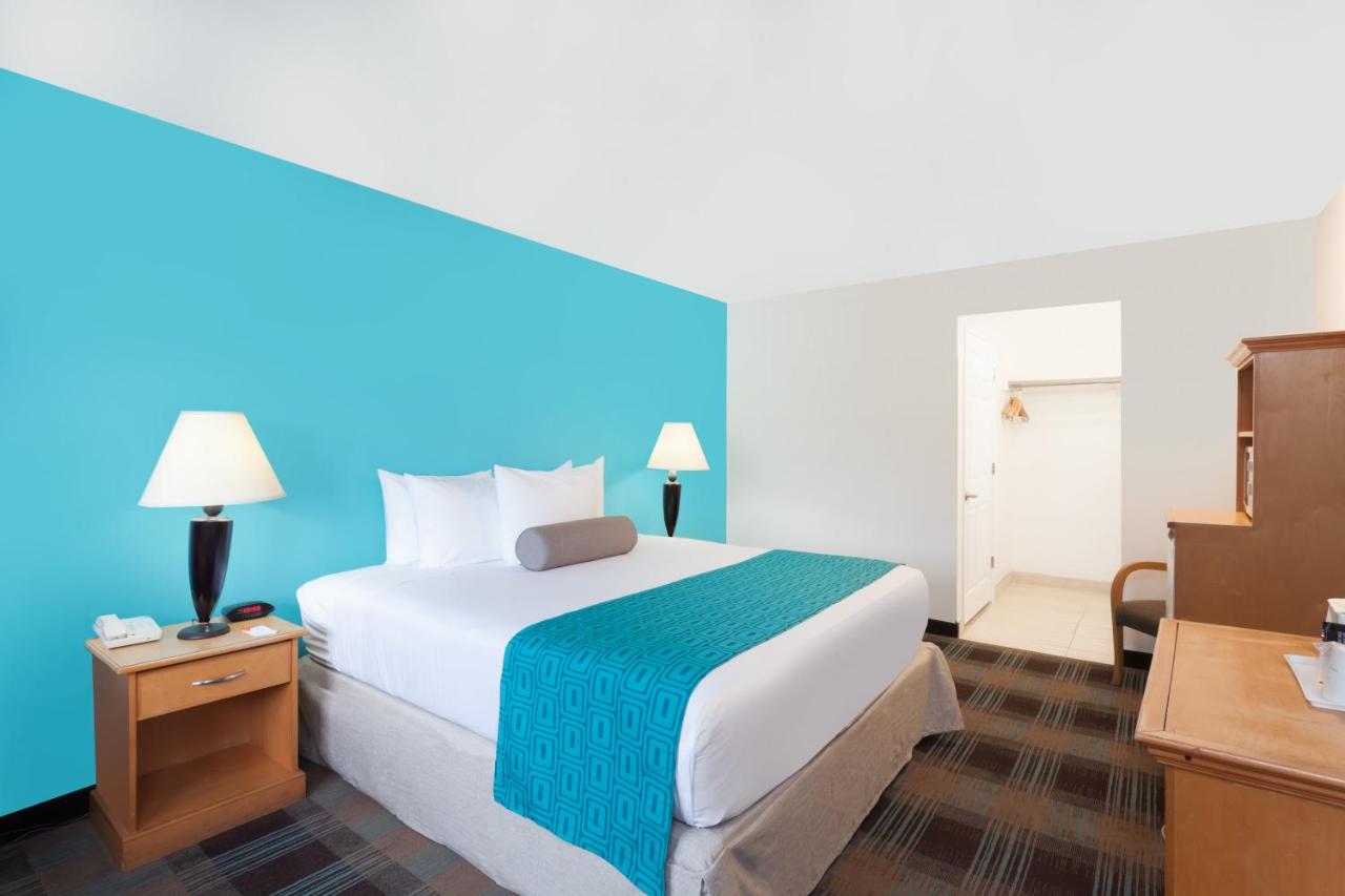 King Room at Howard Johnson by Wyndham San Diego Hotel Circle