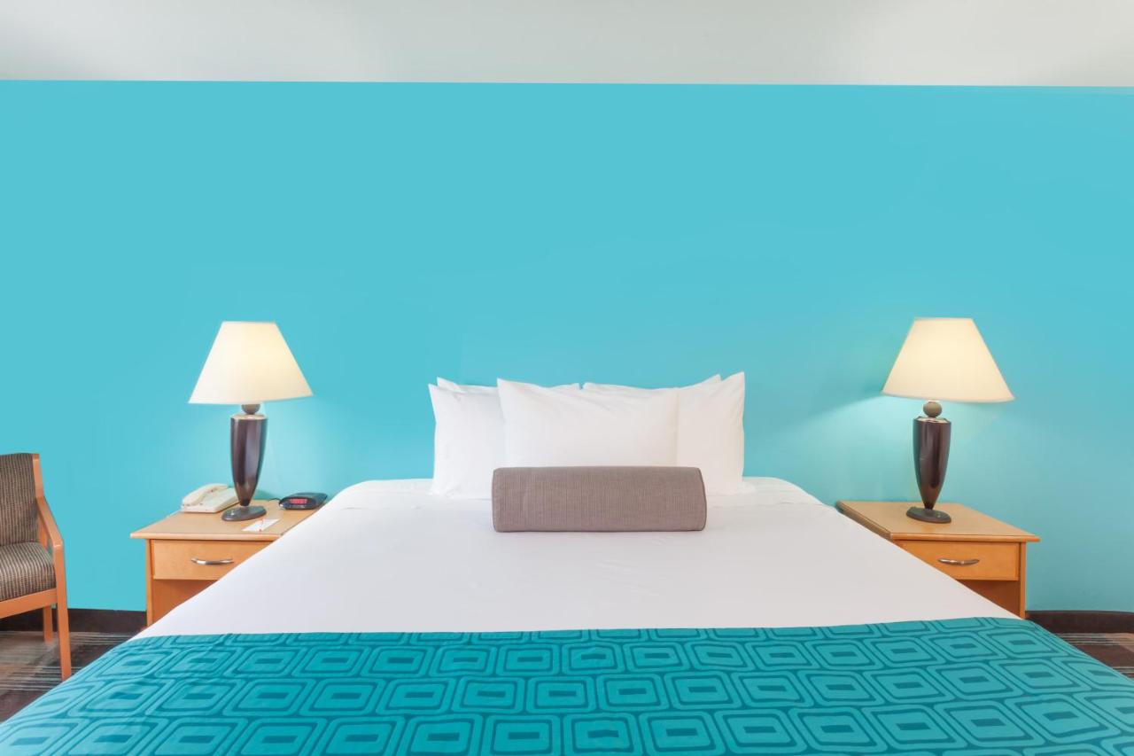 King Room at Howard Johnson by Wyndham San Diego Hotel Circle