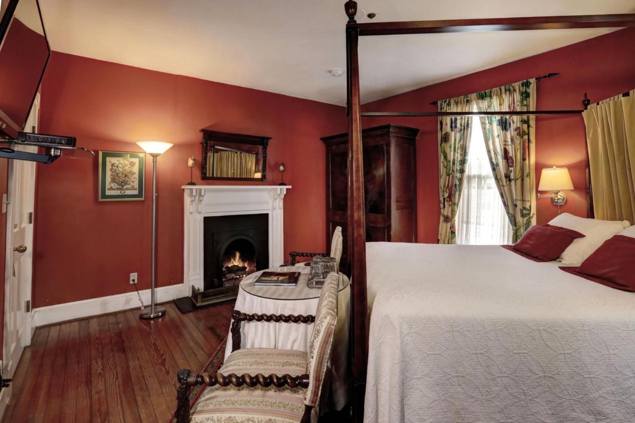 | 200 South Street Inn