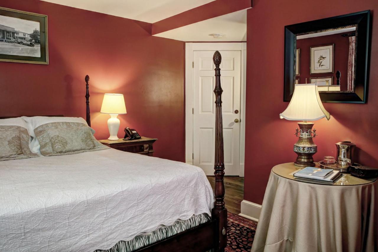 | 200 South Street Inn