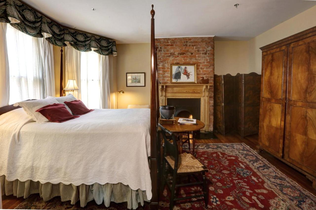 | 200 South Street Inn