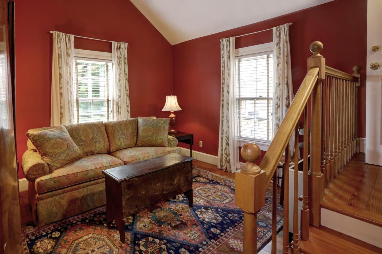 | 200 South Street Inn