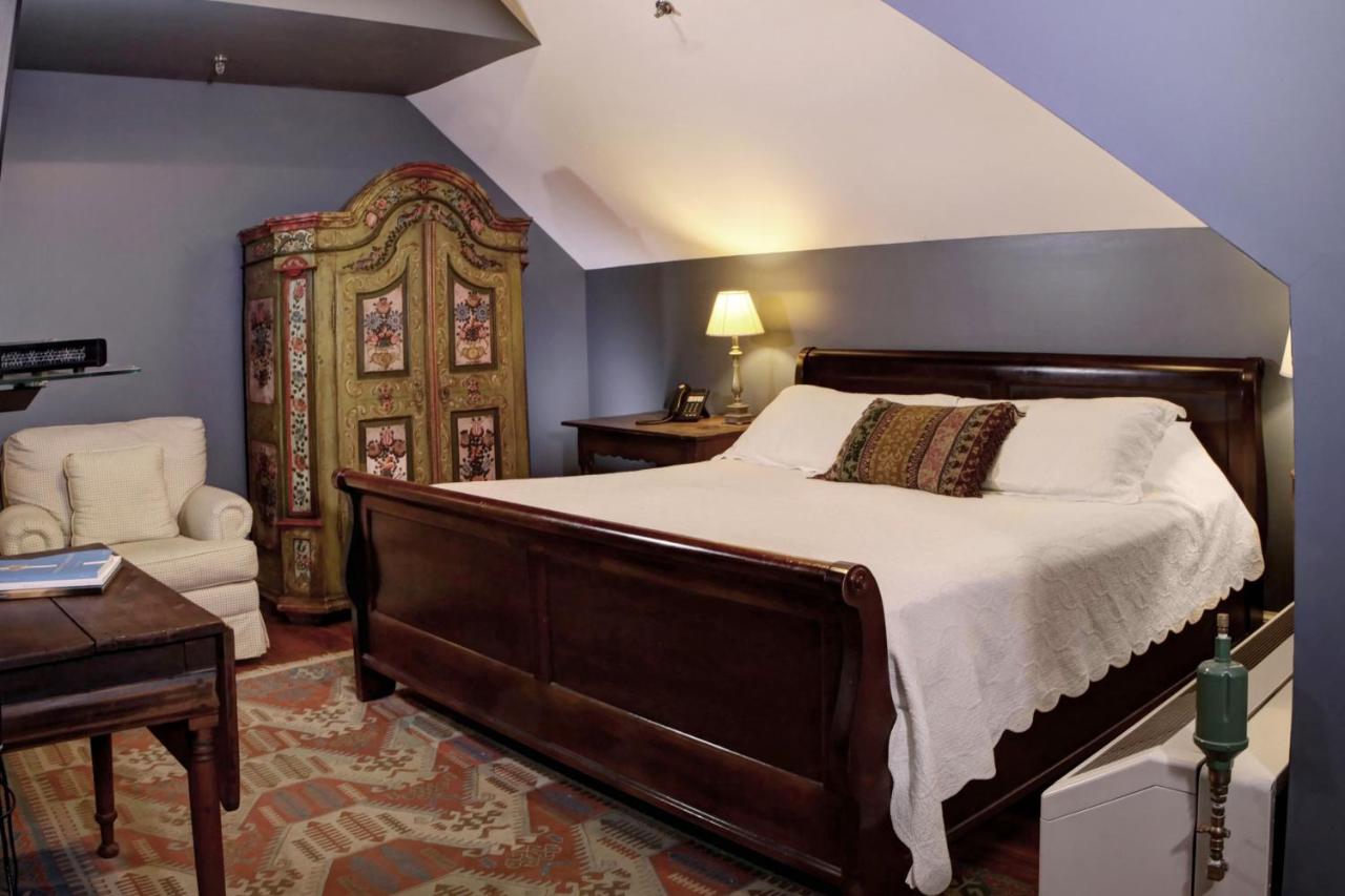 | 200 South Street Inn