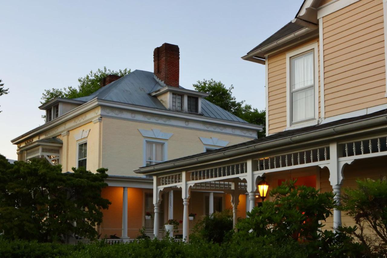 | 200 South Street Inn