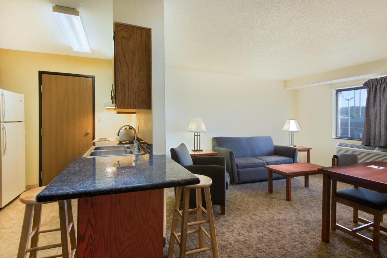 | Super 8 by Wyndham Ripley