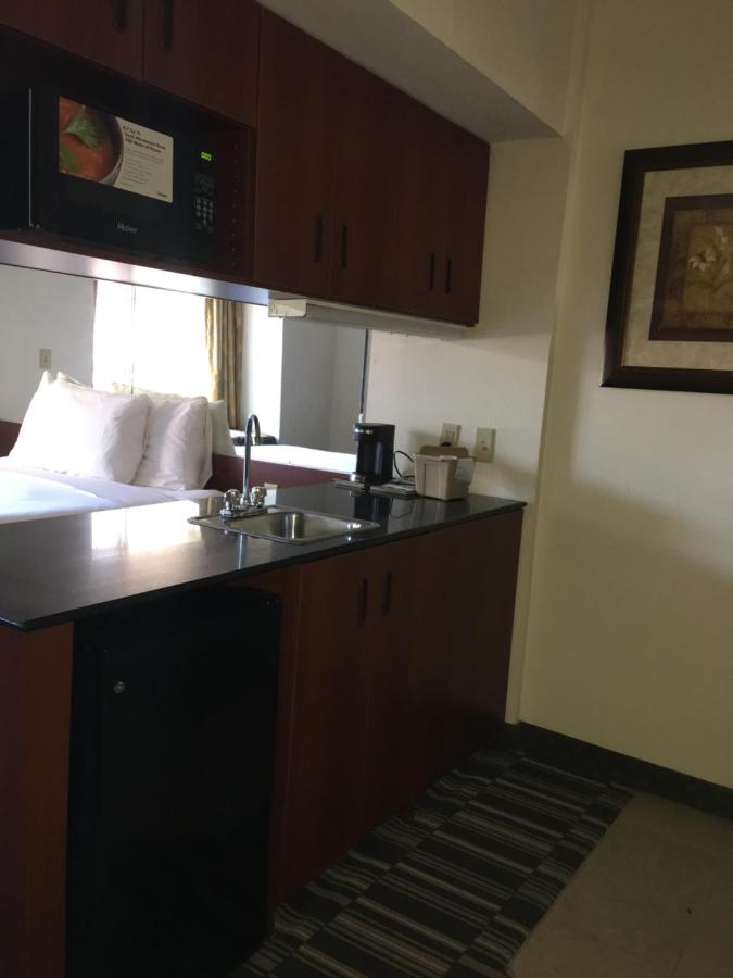 Deluxe Queen Suite - Non-Smoking at Microtel Inn & Suites by Wyndham Indianapolis Airport