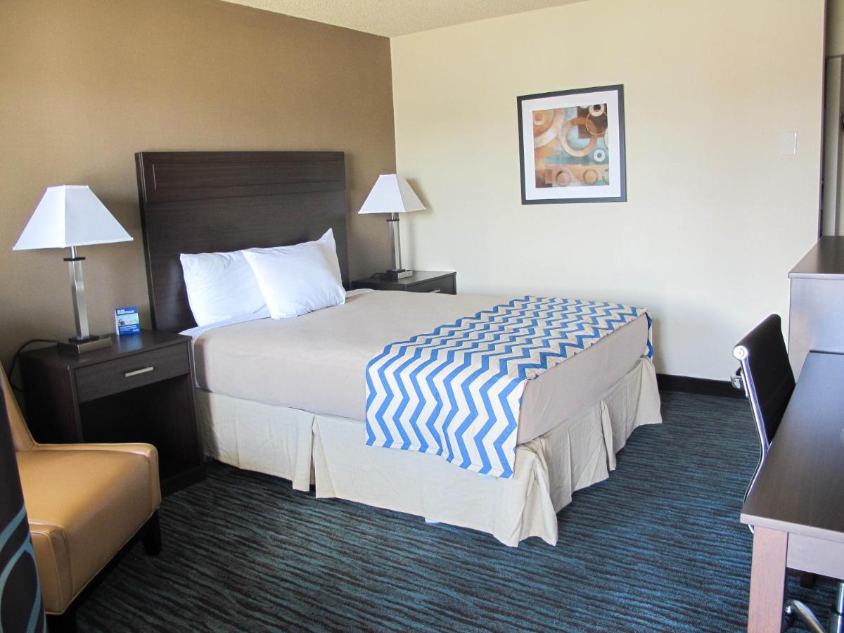 Queen Room - Non-Smoking at Travelodge by Wyndham Aberdeen