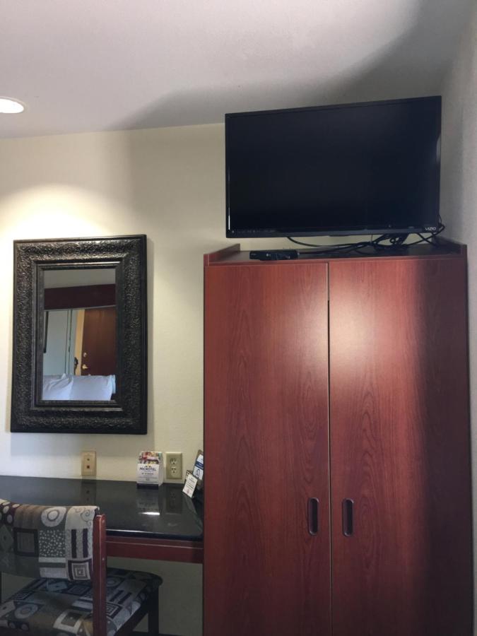Queen Room - Non-Smoking at Microtel Inn & Suites by Wyndham Indianapolis Airport